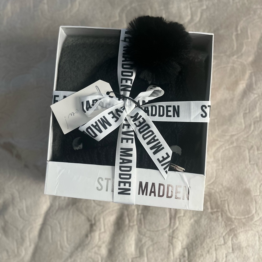 Steve Madden Scarf Beanie Gift Set OS - Picture 1 of 7